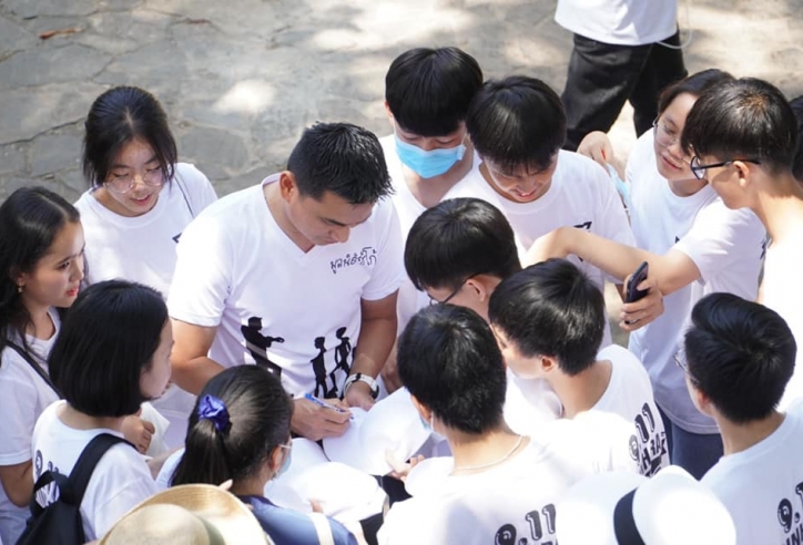 VIDEO: Kiatisak trong vòng vây của NHM