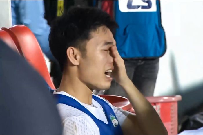 Xuân Trường xúc động bật khóc sau khi thành người hùng