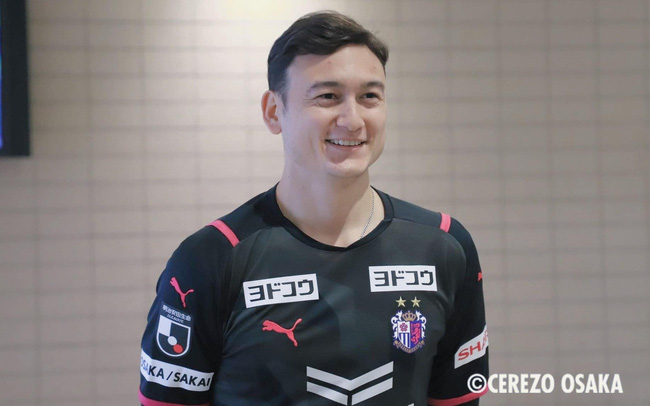 VIDEO: Văn Lâm tập buổi đầu tiên cùng Cerezo Osaka
