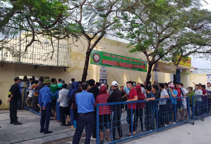 NHM Thanh Hóa xếp hàng dài chờ mua vé xem HAGL