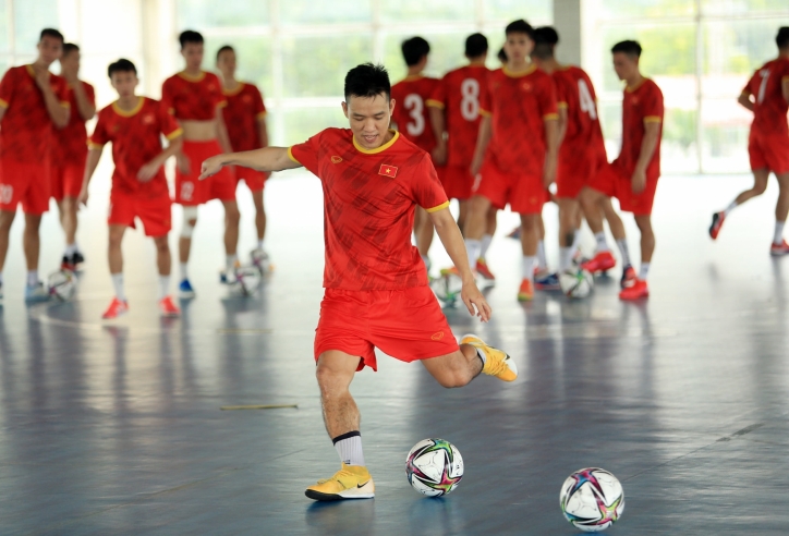 ĐT Việt Nam căng mình tập luyện trước trận giao hữu với Tây Ban Nha