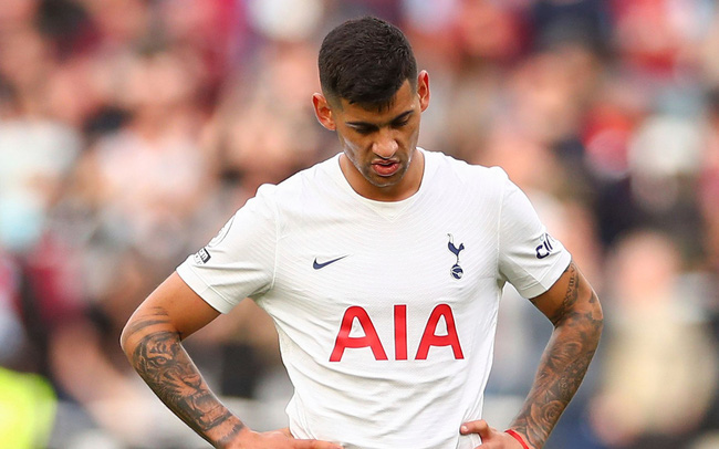 ‘Hòn đá tảng’ Tottenham phải nghỉ thi đấu sau khi giật tóc Cucurella, CĐV Chelsea hả hê