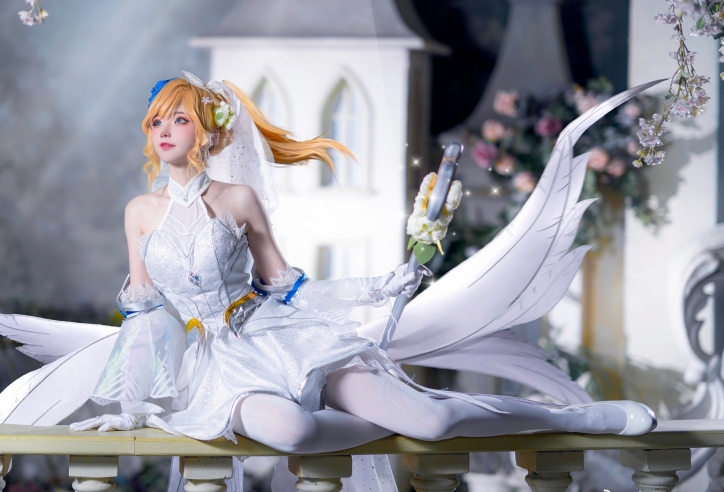 Ngắm màn cosplay Lux Khiết Tinh Hồng Hoa trong LMHT: Tốc Chiến