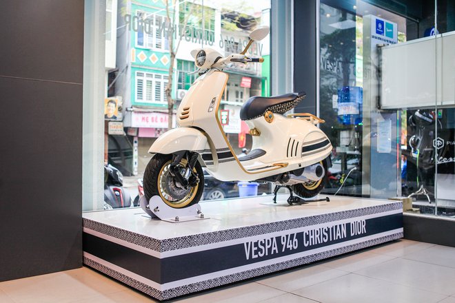 Giá Vespa 946 Christian Dior tăng nhanh như giá vàng, hiện đã gần chạm ngưỡng 2 tỷ đồng