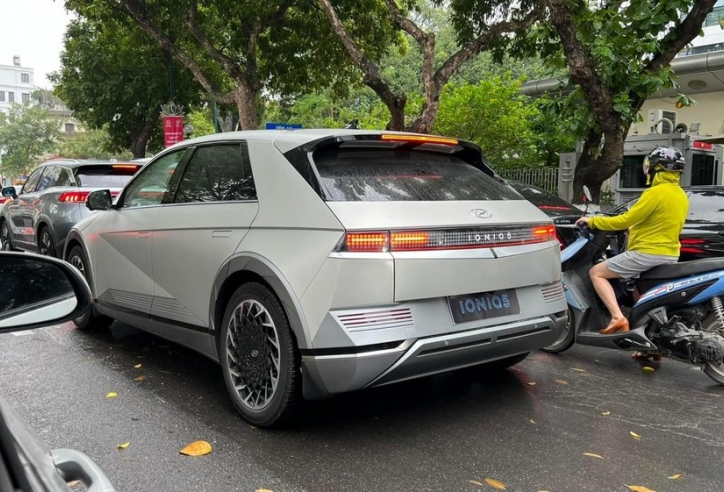 Bắt gặp Hyundai Ioniq 5 lăn bánh trên đường phố Hà Nội, nổi bật cả đoạn đường