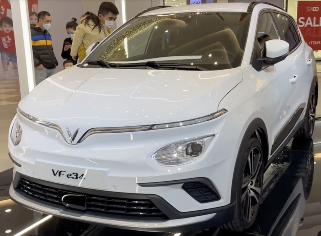 Mặc giá xăng, giá điện tăng, VinFast vẫn giữ nguyên giá thuê pin ô tô điện