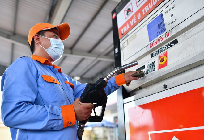 Giá xăng nhập 'quay xe' tăng vọt lên 29.000 đồng/lít ngay ngày đầu tháng cô hồn