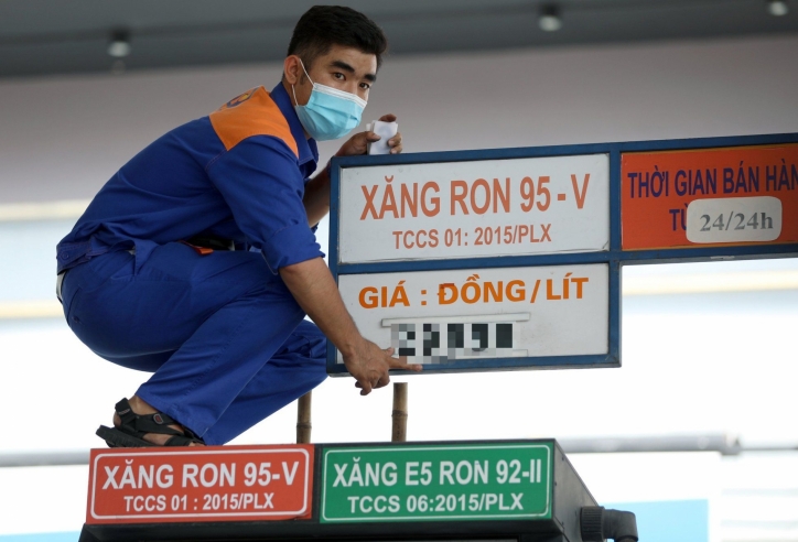 Nóng: Giá xăng nhập bất ngờ 'rớt' về mốc 22.000 đồng/lít