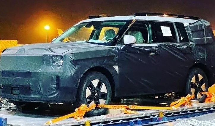 Hyundai Santa Fe 2024 bị bắt gặp chạy thử trên đường với cặp đèn pha LED 'lạ lùng'