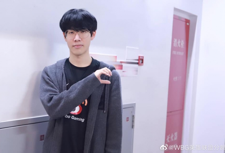 Trong khi nhà nhà đi chơi Valentine, The Shy ở đây và chụp ảnh 1 mình