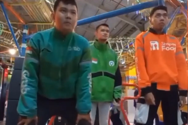 VIDEO: Các anh shipper chơi gì trong giờ nghỉ?
