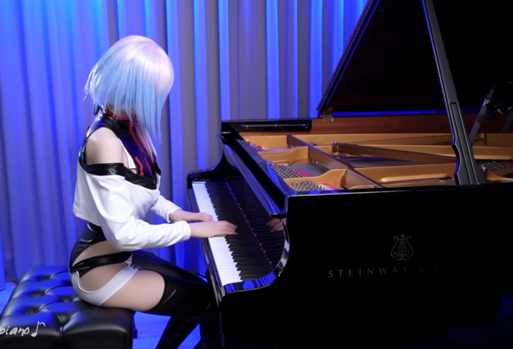 VIDEO: Nữ nhạc công cosplay Lucy trong  Edge Runners để trình diễn ca khúc chủ đề 'I Really Want to Stay at Your House'