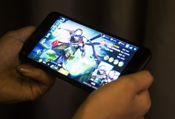 Bố bắt con trai chơi game 17 tiếng liên tục đến khi chán hẳn thì thôi