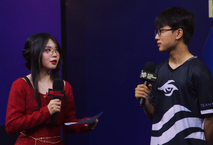 VIDEO: MC Remind cosplay Yor Forger trong ngày khai mạc VCS