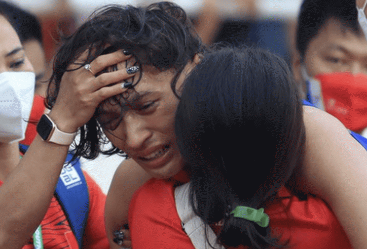 Người hùng điền kinh Việt Nam bật khóc vì nhớ mẹ