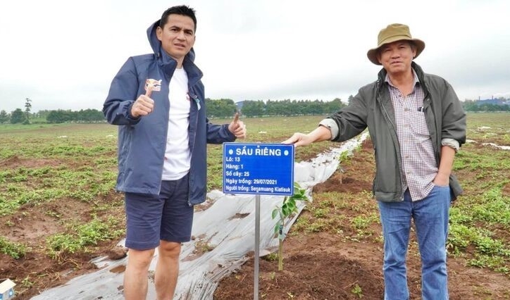 Kiatisak tham gia hoạt động đặc biệt với bầu Đức trước khi về Thái Lan