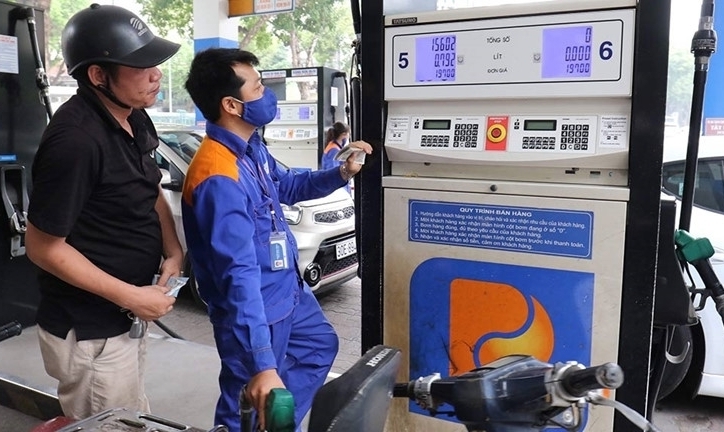 Giá xăng bất ngờ giảm nhẹ sau 5 tháng tăng liên tục