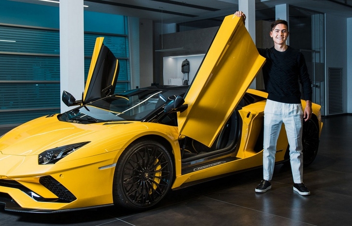 Đua với Ronaldo, tiền đạo trẻ Juventus tậu Lamborghini nửa triệu USD