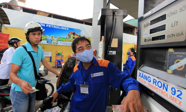 Giá xăng tiếp tục tăng mạnh lên mức kỷ lục hơn 1 năm qua