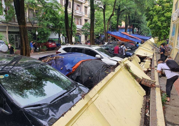 Vụ đổ tường trường mầm non khiến 13 ô tô bị đè bẹp: Ai sẽ phải đền?