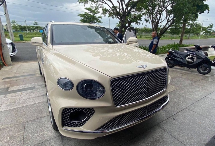 'Choáng': Thương vụ đổi xe Bentley Bentayga 21 tỷ lấy 2 cây lan đột biến