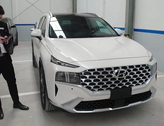 Lô xe Hyundai Santa Fe 2022 bất ngờ về đại lý, thêm trang bị đấu Fortuner