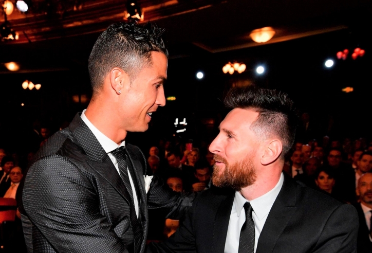Ronaldo cười 'tươi như hoa' khi nhắc đến Messi trong buổi phỏng vấn
