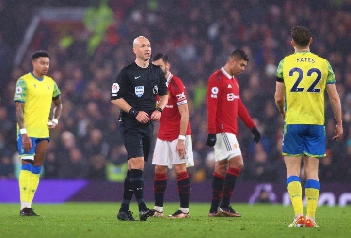 Trọng tài trận MU vs Nottingham Forest bất ngờ nhận chỉ trích từ cả hai đội