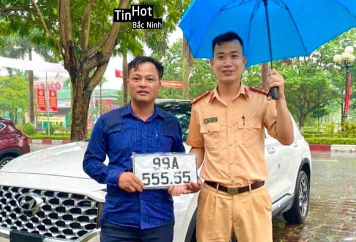 Hyundai Santa Fe biển số 555.55 “hét giá” hơn 4 tỷ đồng