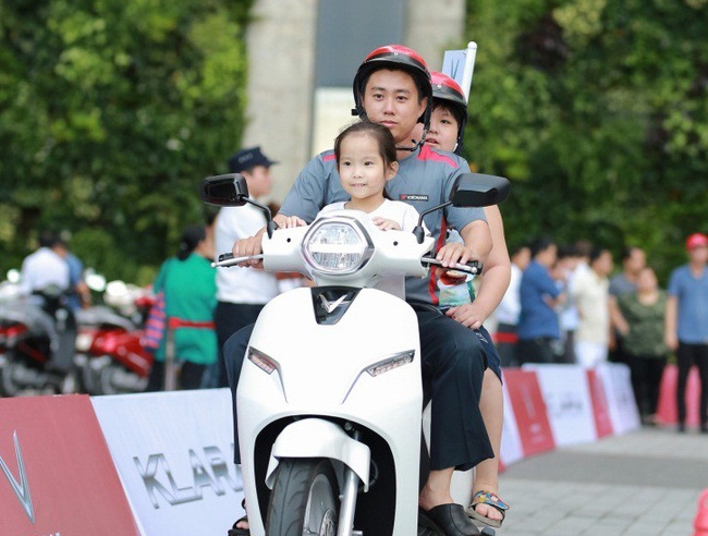 Giá xăng tăng cao, khách Việt 'quay xe' tìm mua xe máy điện