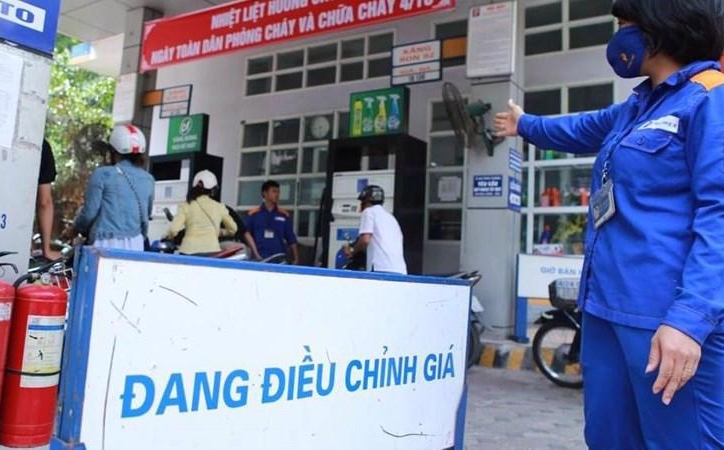 Nóng: Giá xăng giảm lần thứ 3 liên tiếp, E5RON92 xuống dưới 22.000 đồng/lít