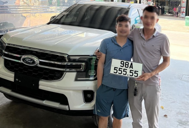 Chấp nhận mua Ford Everest 2022 kèm “lạc”, chủ xe bốc được biển số “ngũ quý 5”