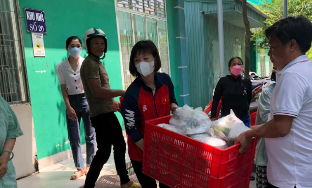 Tuyển thủ ĐT nữ Việt Nam làm hoạt động thiện nguyện tại quê nhà