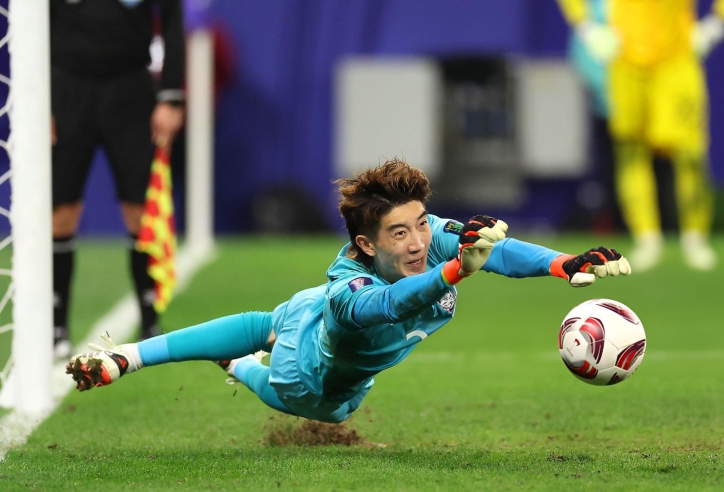 Thủ môn Hàn Quốc cản được penalty do nghe lời vợ