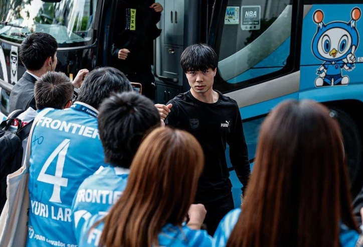 Công Phượng vào sân thi đấu cho Yokohama FC
