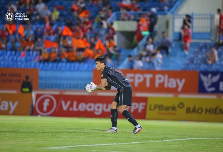 Thủ môn Bùi Tiến Dũng đón tin dữ về cuộc đua trụ hạng V-League