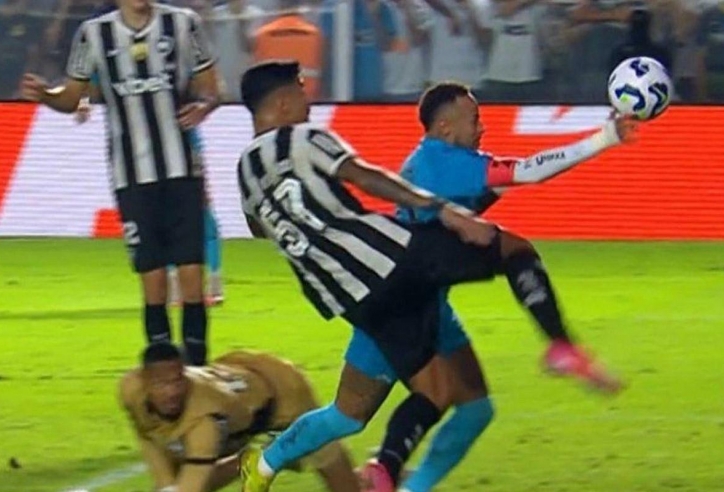 Neymar phá vỡ im lặng sau pha dùng tay chơi bóng lộ liễu