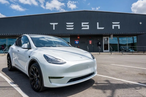 Xe đột ngột chết pin, bé gái 20 tháng mắc kẹt trong xe điện Tesla
