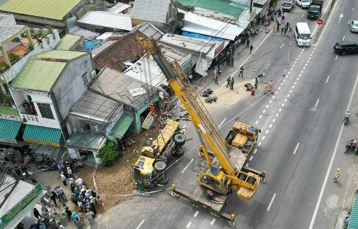 Xe tải mất lái lao vào nhà dân sau khi tránh xe máy: Cảnh báo điểm đen giao thông