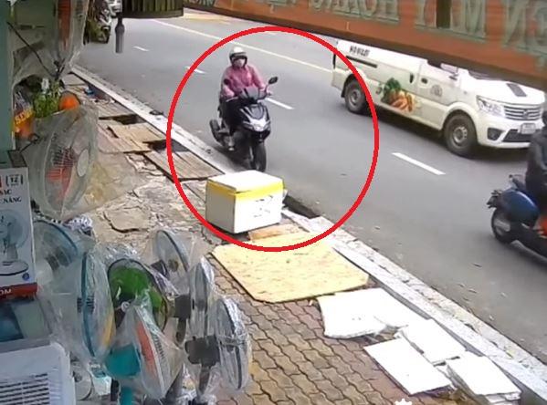 Ngã lộn nhào giữa đường vì mải nhìn cửa hàng: Cảnh báo tai nạn từ hành vi mất tập trung khi lái xe