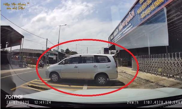 Quên phanh tay, ô tô 7 chỗ suýt gây họa – Bài học đắt giá về thói quen lái xe