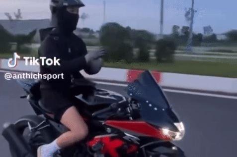 Buông tay “múa quạt” khi lái mô tô, nam thanh niên ở TP.HCM bị tạm giữ xe