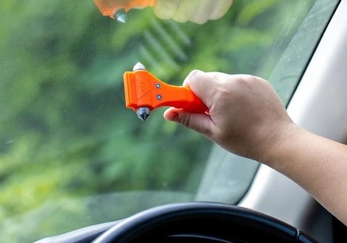Búa phá kính ô tô: Phụ kiện nhỏ có thể cứu mạng trong tích tắc