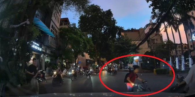 Nam sinh buông hai tay khi đi xe đạp, suýt ngã trước mũi ô tô ở Hà Nội