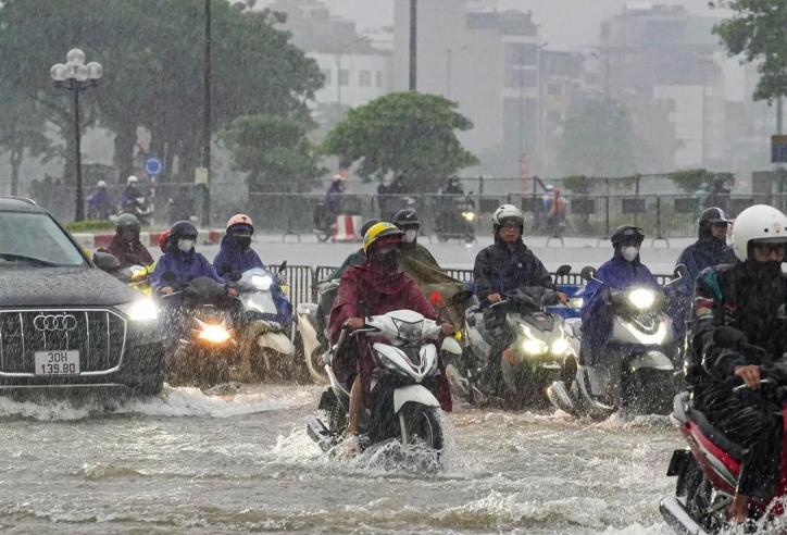 Hà Nội ngập nặng sau mưa lớn do hoàn lưu bão số 10, giao thông tê liệt nhiều nơi