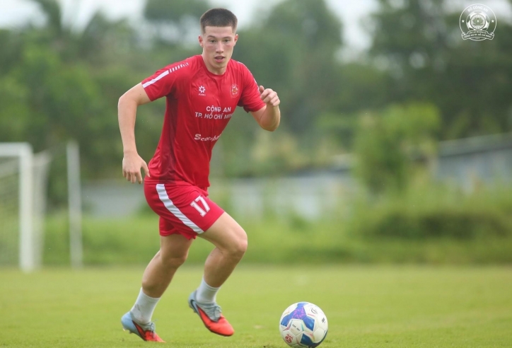 Vừa ghi bàn, tiền đạo Việt kiều Anh cao 1m9 lập tức đi vào lịch sử