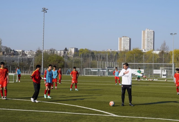 U17 Việt Nam tập buổi đầu tiên tại Frankfurt trong chuyến tập huấn ở Đức