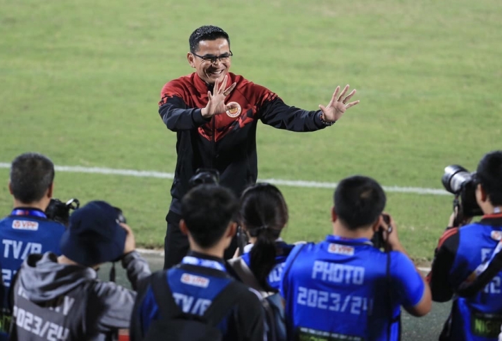 Kiatisak bất ngờ rời CAHN, V-League tiếp tục là 'lò xay' HLV