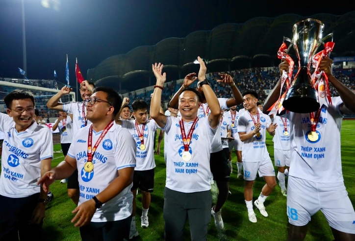 HLV Nam Định nói gì trong ngày chính thức nâng cúp V-League?