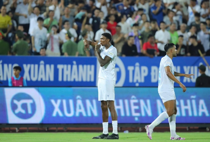 Tiền đạo cao nhất thế giới ghi bàn ngay trận ra mắt ở Việt Nam